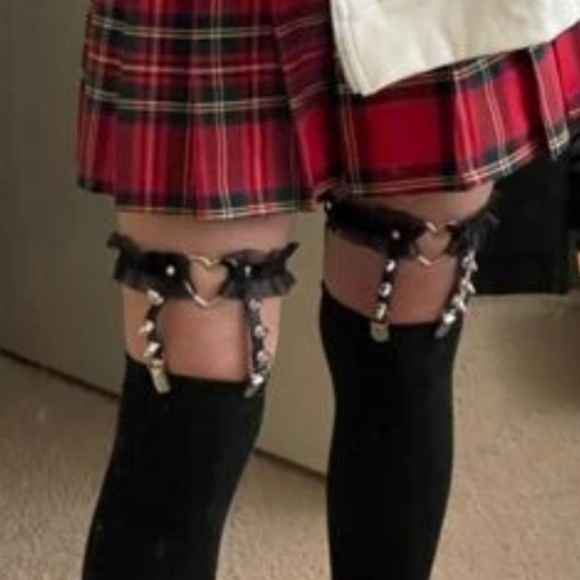 HEART STUDDED LACE GARTE BELT SET - Picture 5 of 6